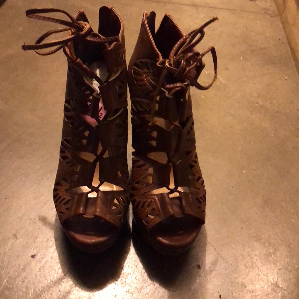 Jasmin brown lace up wedges size 5.5
